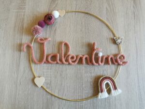 Couronne personnalisable avec prénom en tricotin / Arc en ciel